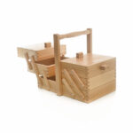 iz bukovega lesa narejena škatla za šivanje