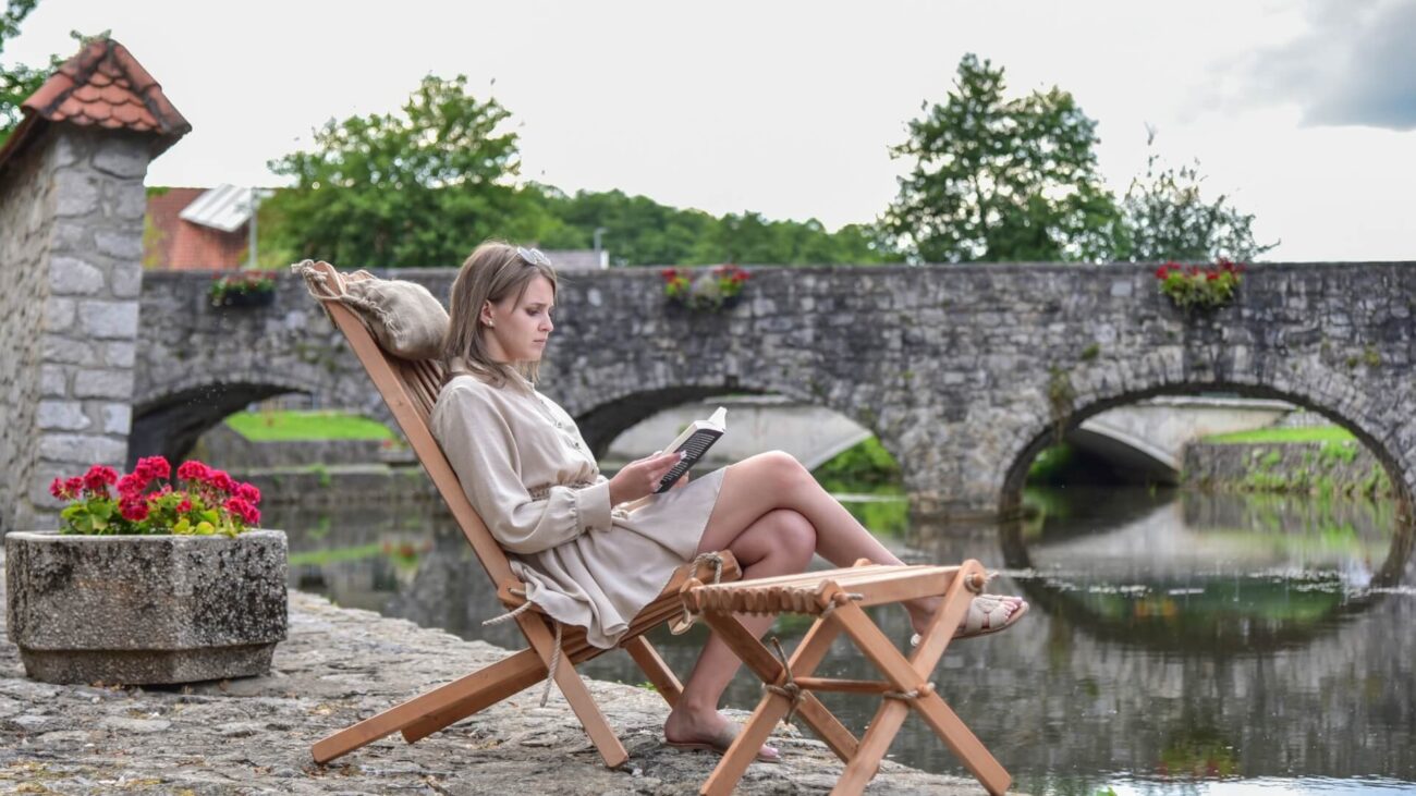 leseni ležalnik za udobno sprostitev v vašem vrtu